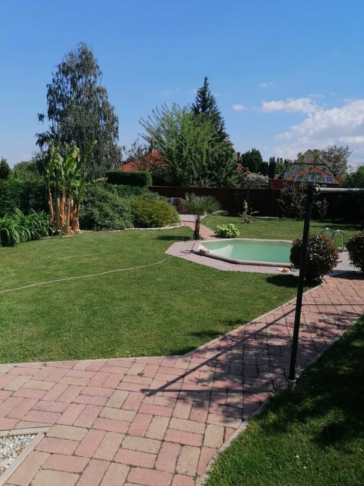 (A-B) Interessantes Baugrundstück in Seenähe & bereits mit Pool, schön eingewachsen