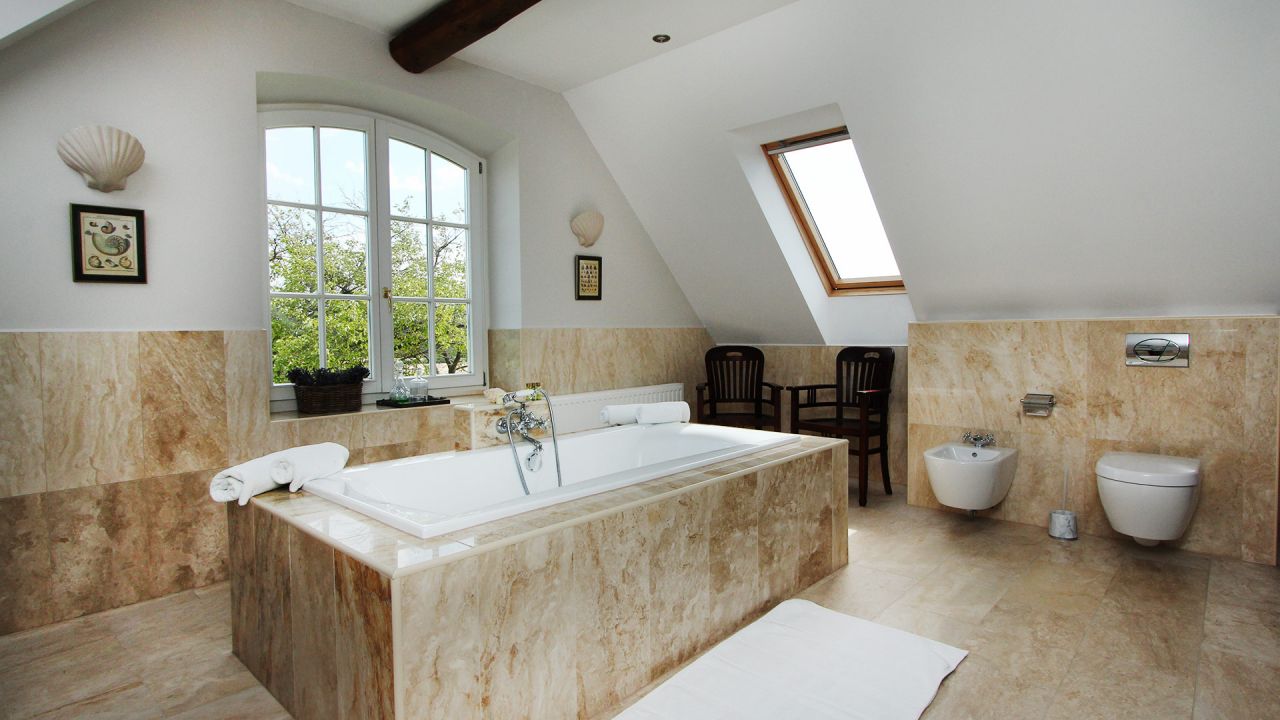 (AA) Außergewöhnlich: Exclusives Weingut & First-Class Hotel oberhalb des Plattensees (4035)