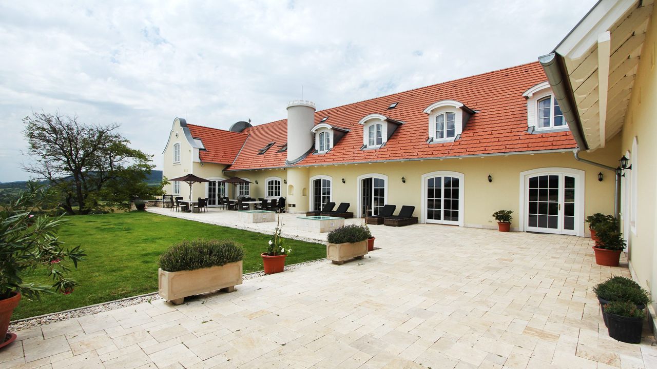 (AA) Außergewöhnlich: Exclusives Weingut & First-Class Hotel oberhalb des Plattensees (4035)