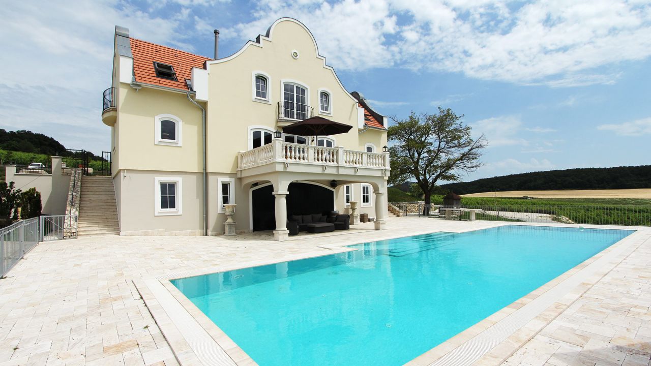 (AA) Außergewöhnlich: Exclusives Weingut & First-Class Hotel oberhalb des Plattensees (4035)