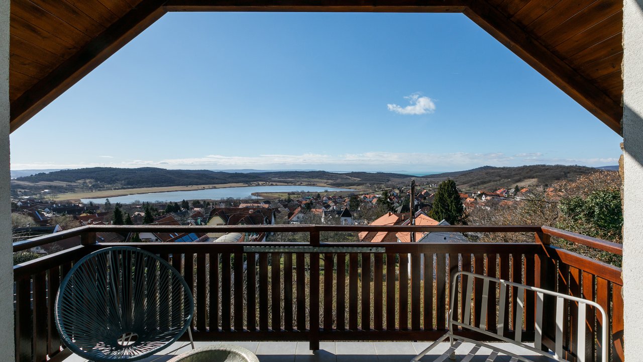 AAA: Wunderschönes Einfamilienhaus mit Panoramablick auf den Plattensee (33417)