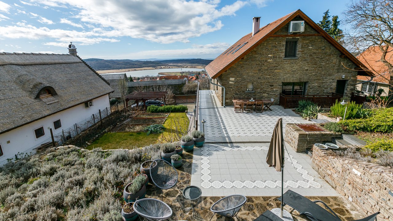 AAA: Wunderschönes Einfamilienhaus mit Panoramablick auf den Plattensee (33417)