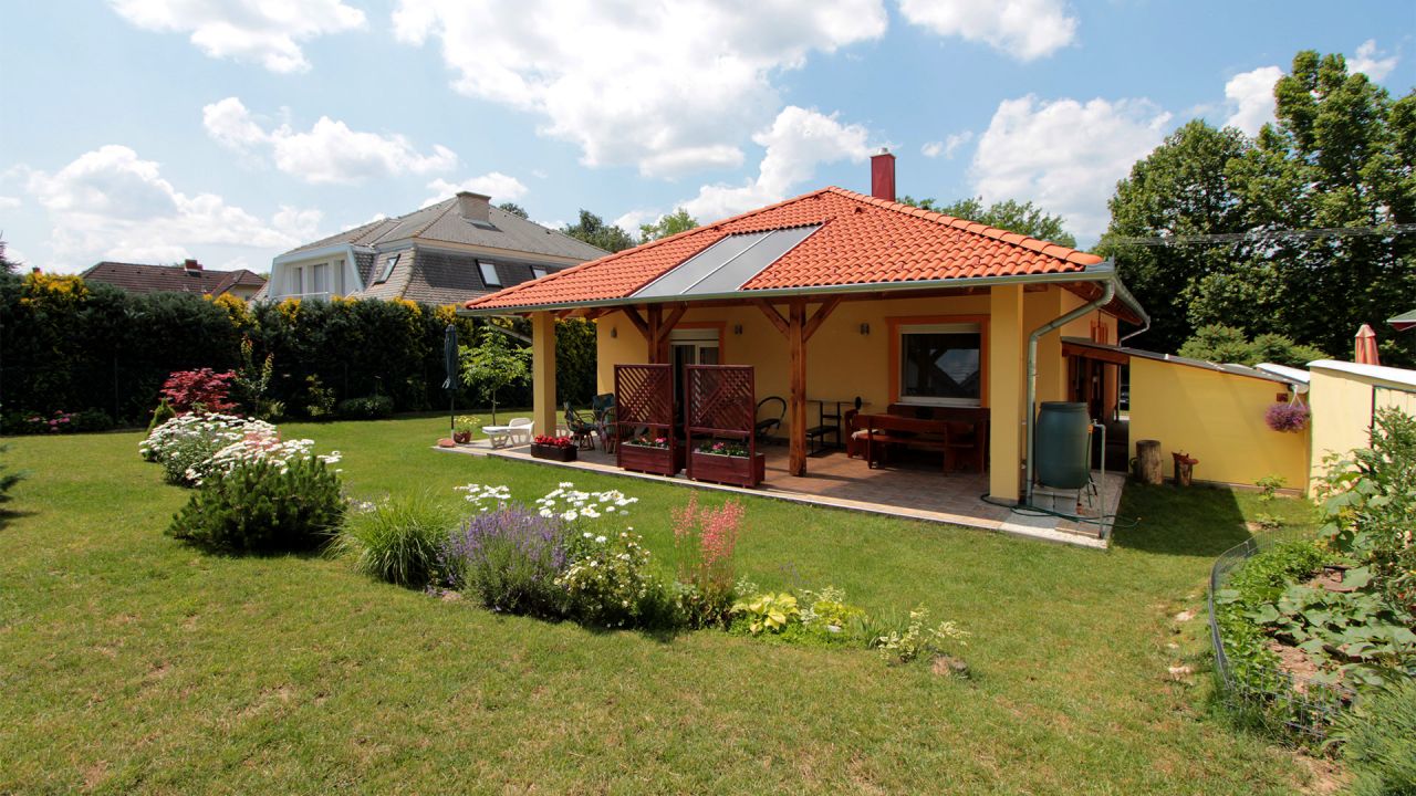 (AAA) Moderner Bungalow umgeben von gepflegtem Garten