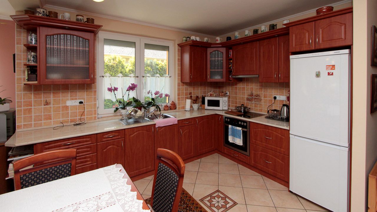 (AAA) Moderner Bungalow umgeben von gepflegtem Garten (11535-2)