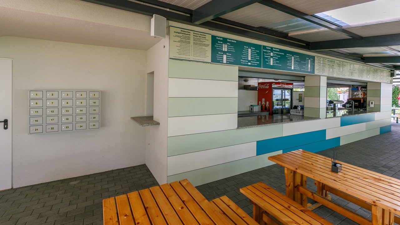 (AAA) Restaurant am Balaton mit Blick auf den See (88122)