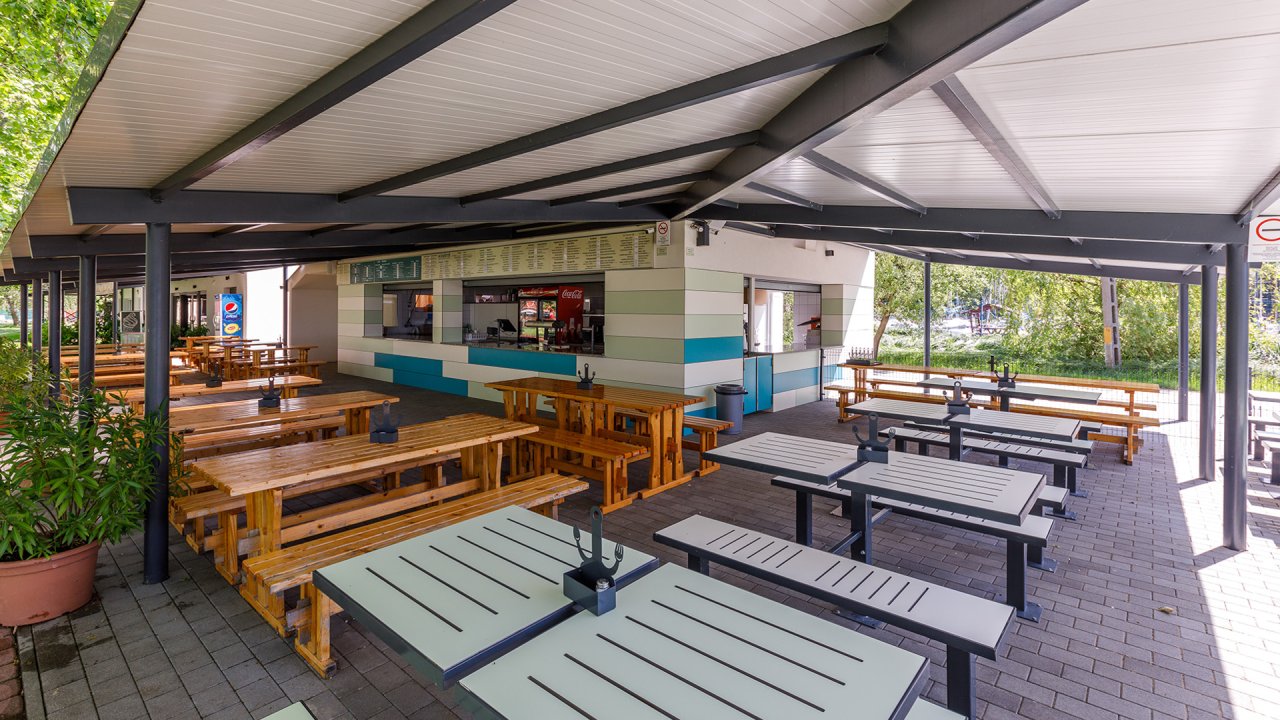 (AAA) Restaurant am Balaton mit Blick auf den See (88122)