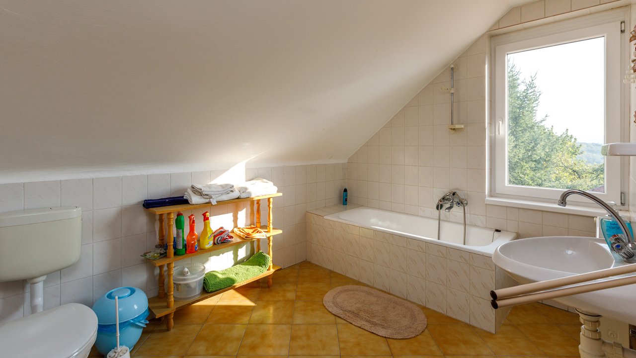 (AAB) Familienhaus mit großem Grundstück in guter Lage bei Héviz (BAC) (33377-3)