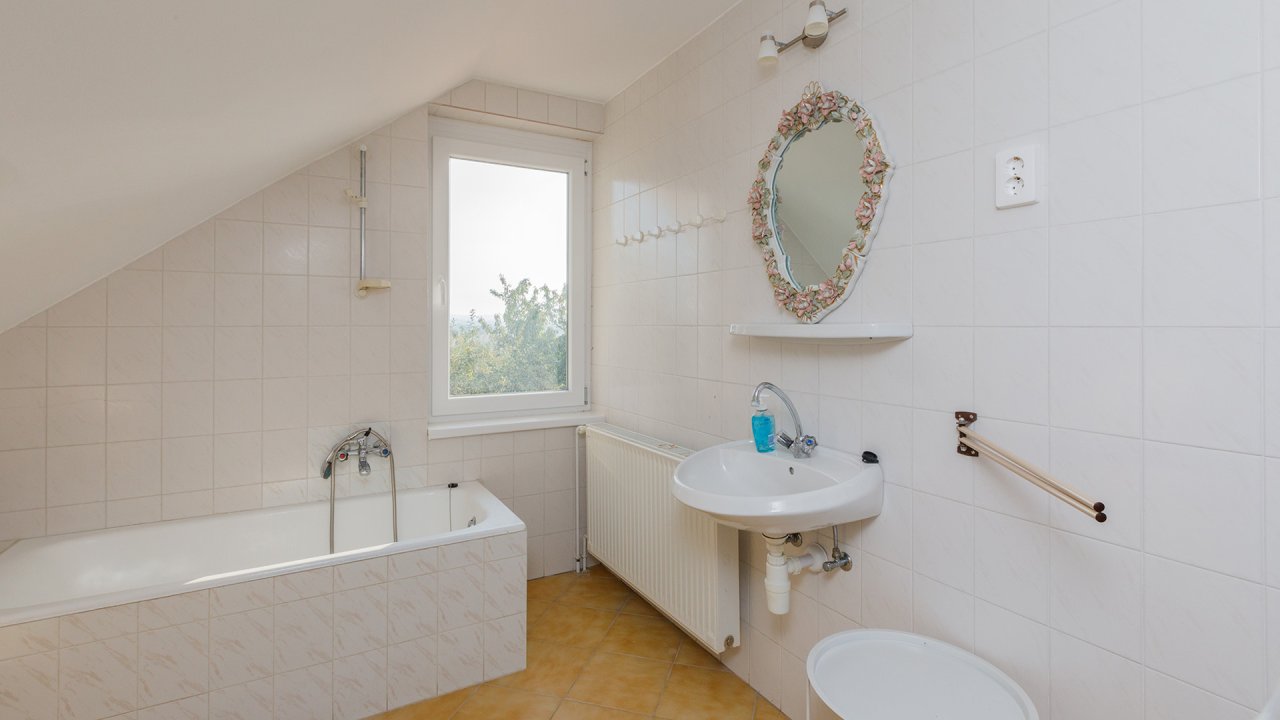 (AAB) Familienhaus mit großem Grundstück in guter Lage bei Héviz (BAC) (33377-3)