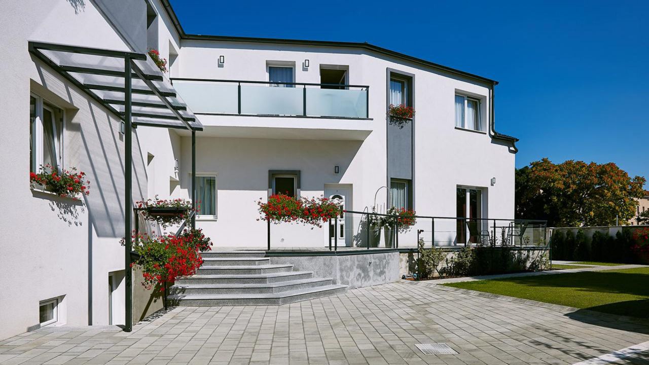 (AAA) Neuwertiges Mehrfamilienhaus mit 5 Eigentumswohnungen
