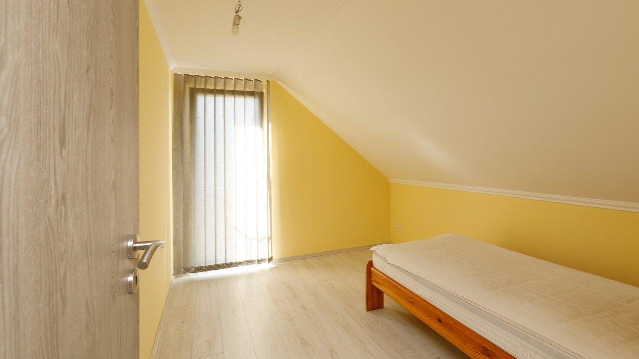 (BAA) Großes Einfamilienhaus mit großem Grundstück und toller Aussicht (33372)