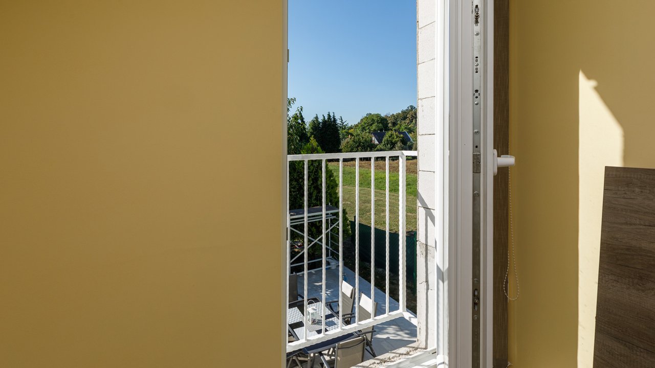 (BAA) Großes Einfamilienhaus mit großem Grundstück und toller Aussicht (33372)