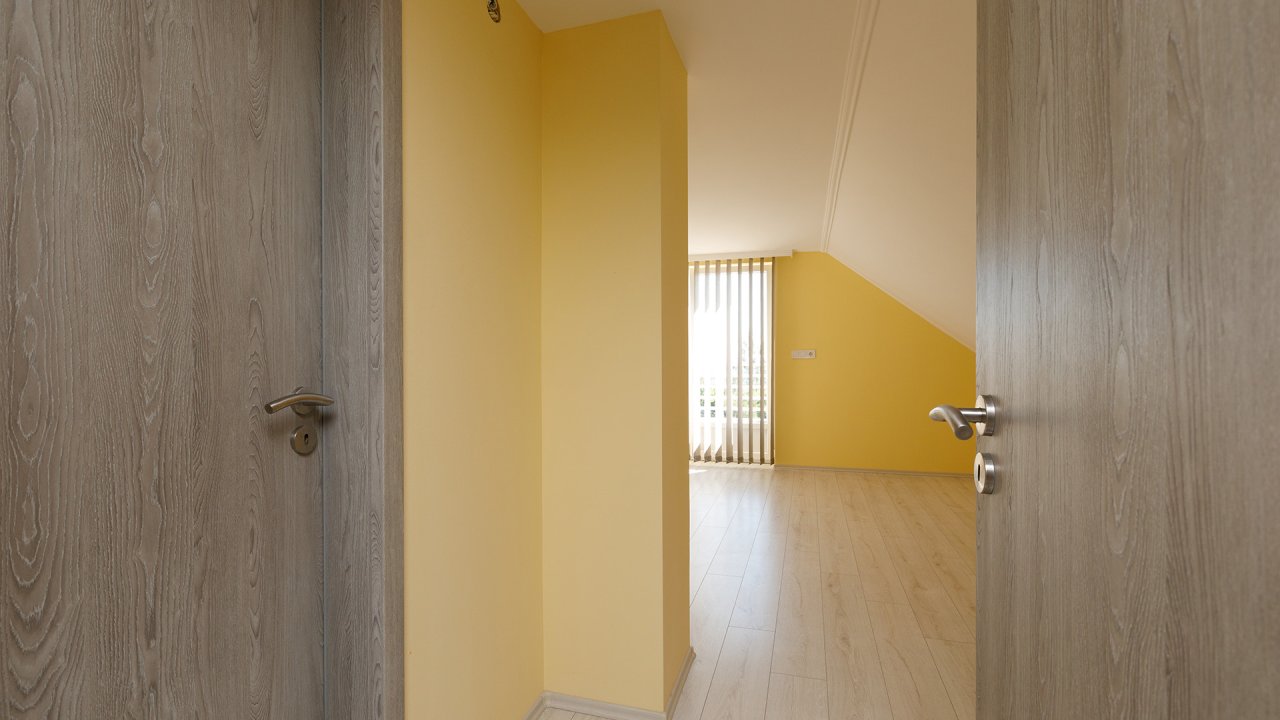 (BAA) Großes Einfamilienhaus mit großem Grundstück und toller Aussicht (33372)