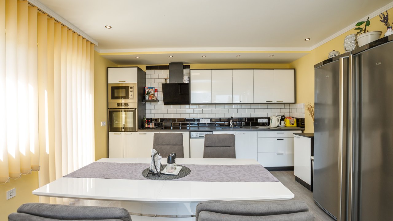(BAA) Großes Einfamilienhaus mit großem Grundstück und toller Aussicht (33372)