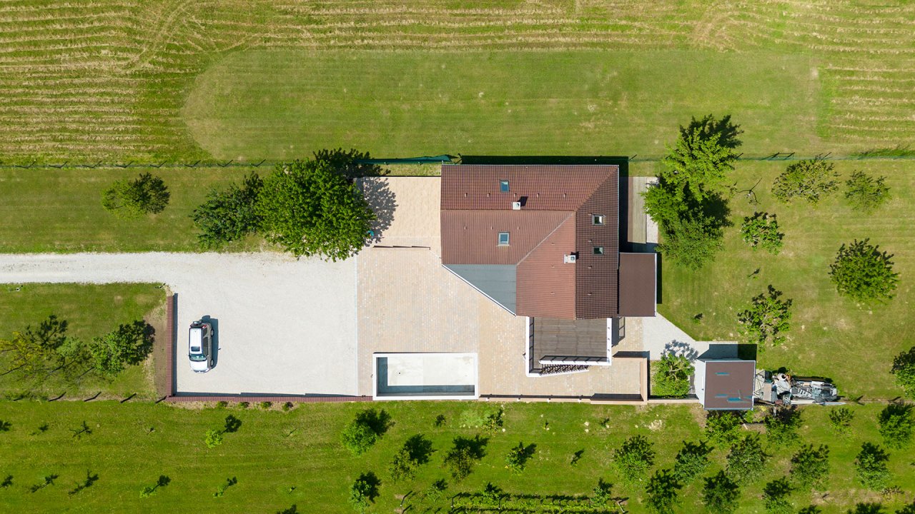 (BAA) Großes Einfamilienhaus mit großem Grundstück und toller Aussicht (33372)