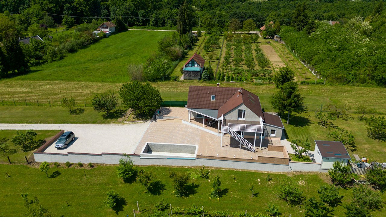 (BAA) Großes Einfamilienhaus mit großem Grundstück und toller Aussicht (33372)