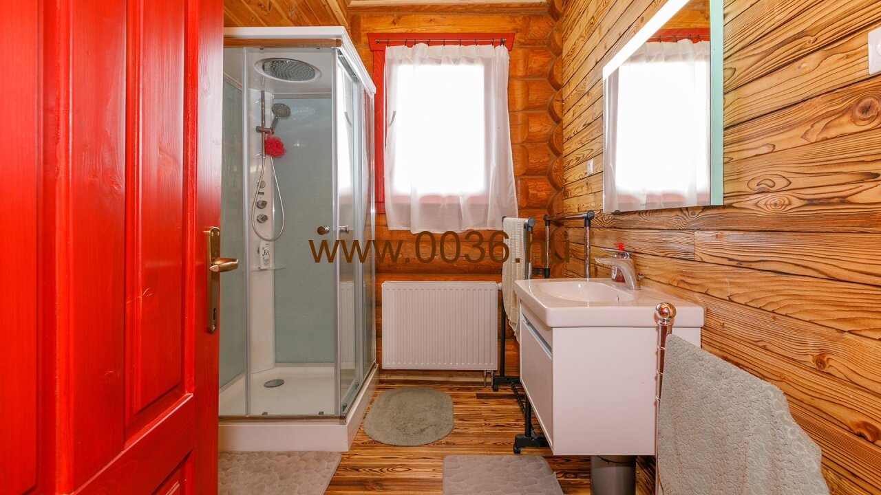 (AAAB) Original siebenbürgisches Blockhaus als echte Kuriosität (33563) — immocenter-hongarije-huis-kopen-33563-badkamer-boven2