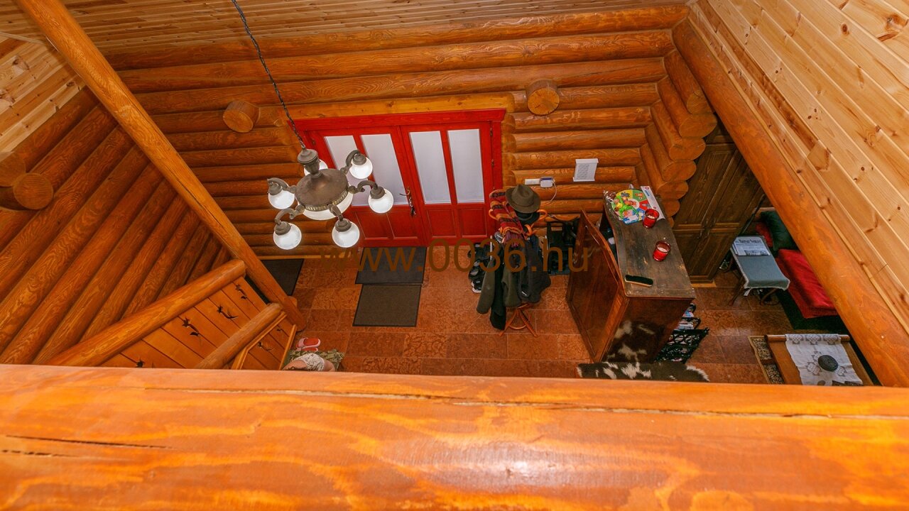 (AAAB) Original siebenbürgisches Blockhaus als echte Kuriosität (33563) — Immocenter-Hungría-Casa-Compra-33563-Sala-Arriba-4
