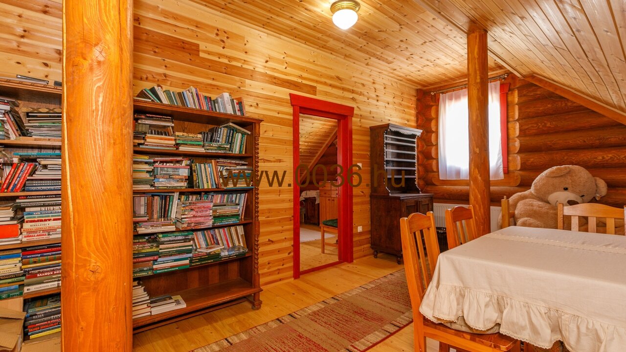 (AAAB) Original siebenbürgisches Blockhaus als echte Kuriosität (33563) — immocenter-hungary-house-buy-33563-woonkamer-boven2