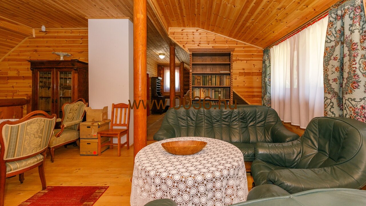 (AAAB) Original siebenbürgisches Blockhaus als echte Kuriosität (33563) — Immocenter-Hungría-Casa-Compra-33563-Salón-Planta-Arriba3