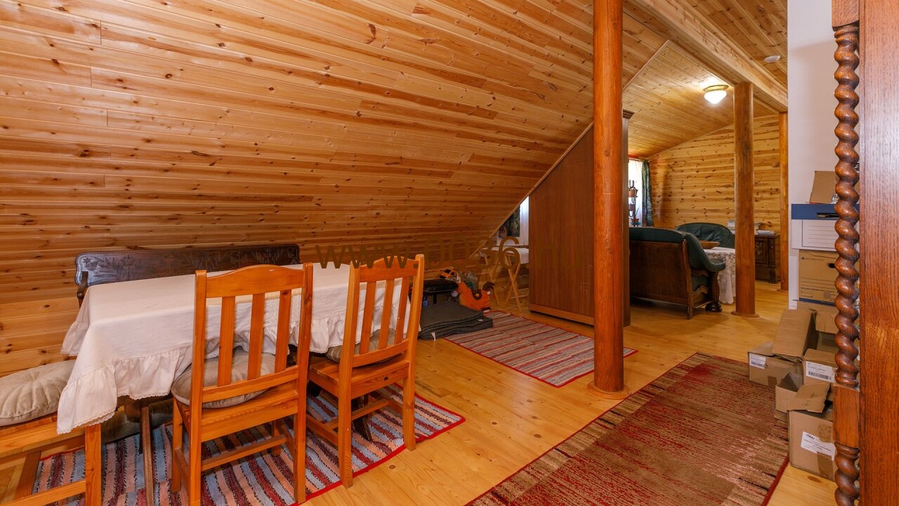 (AAAB) Original siebenbürgisches Blockhaus als echte Kuriosität (33563) — Immocenter-Hungría-Casa-Compra-33563-Pasillo-Top1