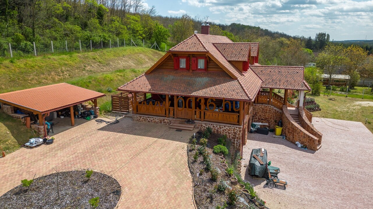 (AAAB) Original siebenbürgisches Blockhaus als echte Kuriosität (33563) — Immocenter-Hungría-Casa-Compra-33563-Frente3