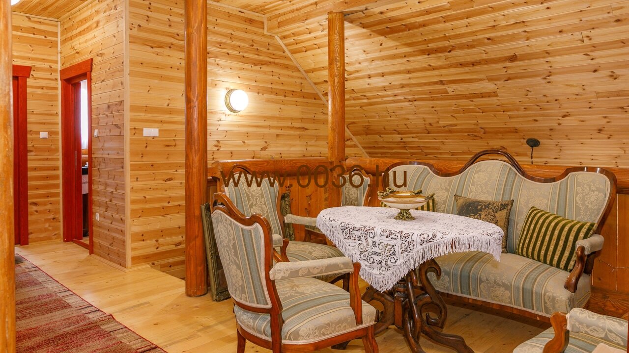 (AAAB) Original siebenbürgisches Blockhaus als echte Kuriosität (33563) — Immocenter-Hungría-Casa-Compra-33563-Pasillo-Top2