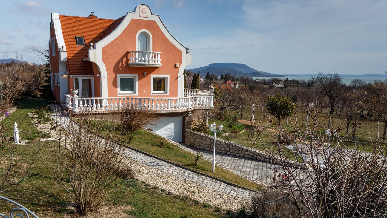 (AAAB) Gemütliche Villa in Ungarn kaufen mit Blick auf den Plattensee (11681-2)