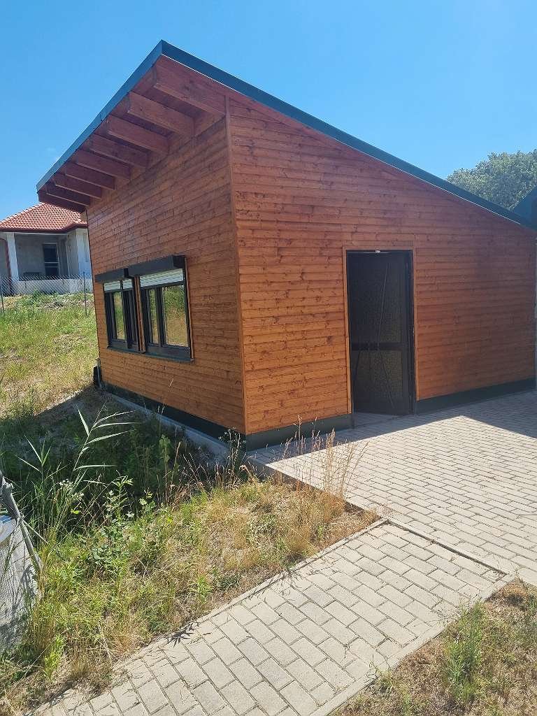 2 Einfamilienhäuser mit großem Grundstück und Badeteich (WH3775) — -