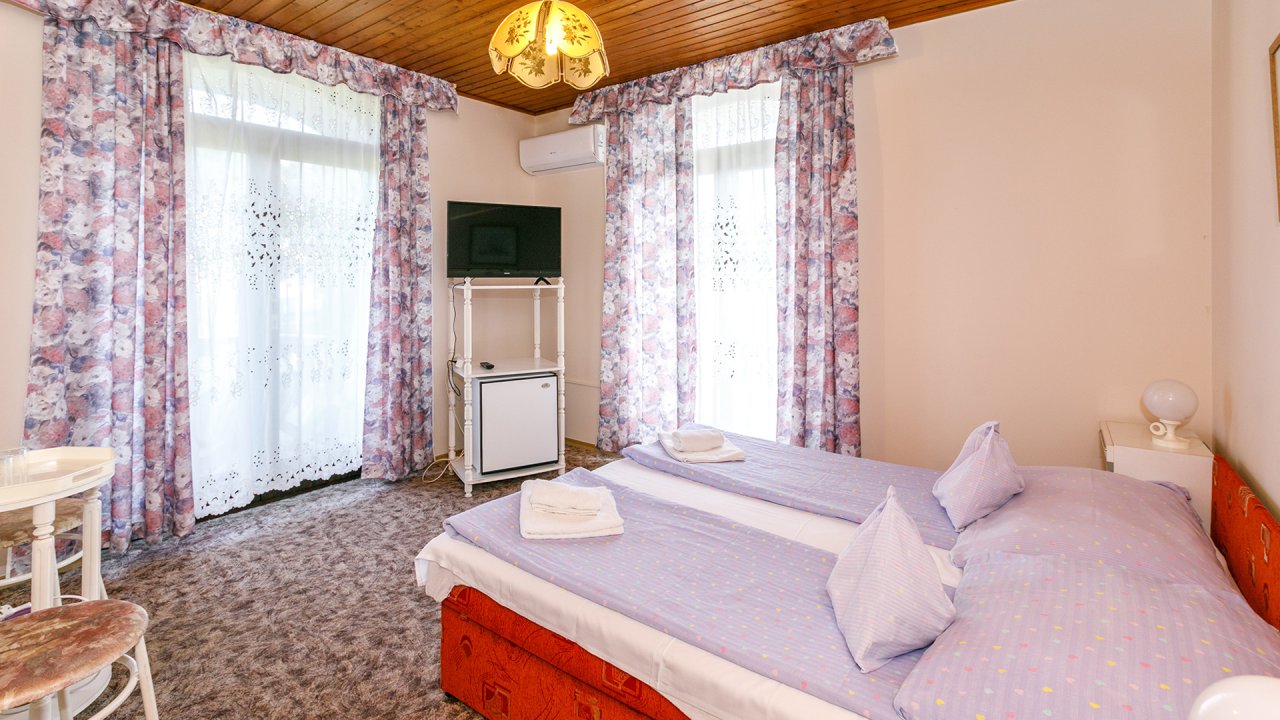 (ABB) Hotel-Pension am Balaton Nordufer in guter zentraler Lage (66155) — Hotelzimmer