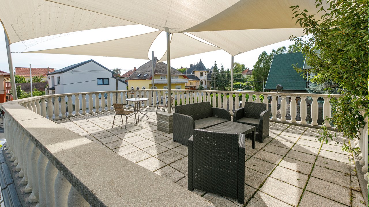 (ABB) Hotel-Pension am Balaton Nordufer in guter zentraler Lage (66155) — Gästeterrasse