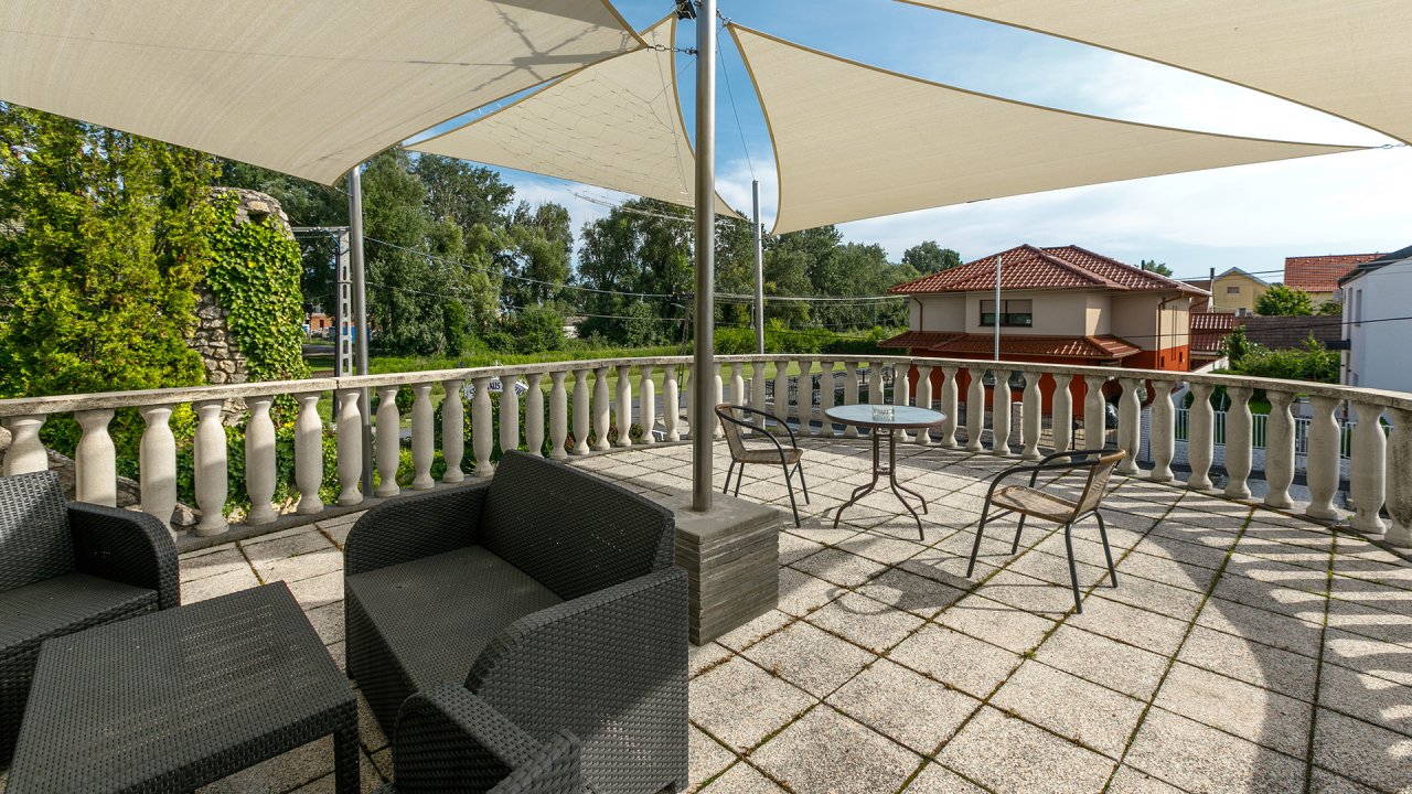 (ABB) Hotel-Pension am Balaton Nordufer in guter zentraler Lage (66155) — Gästeterrasse