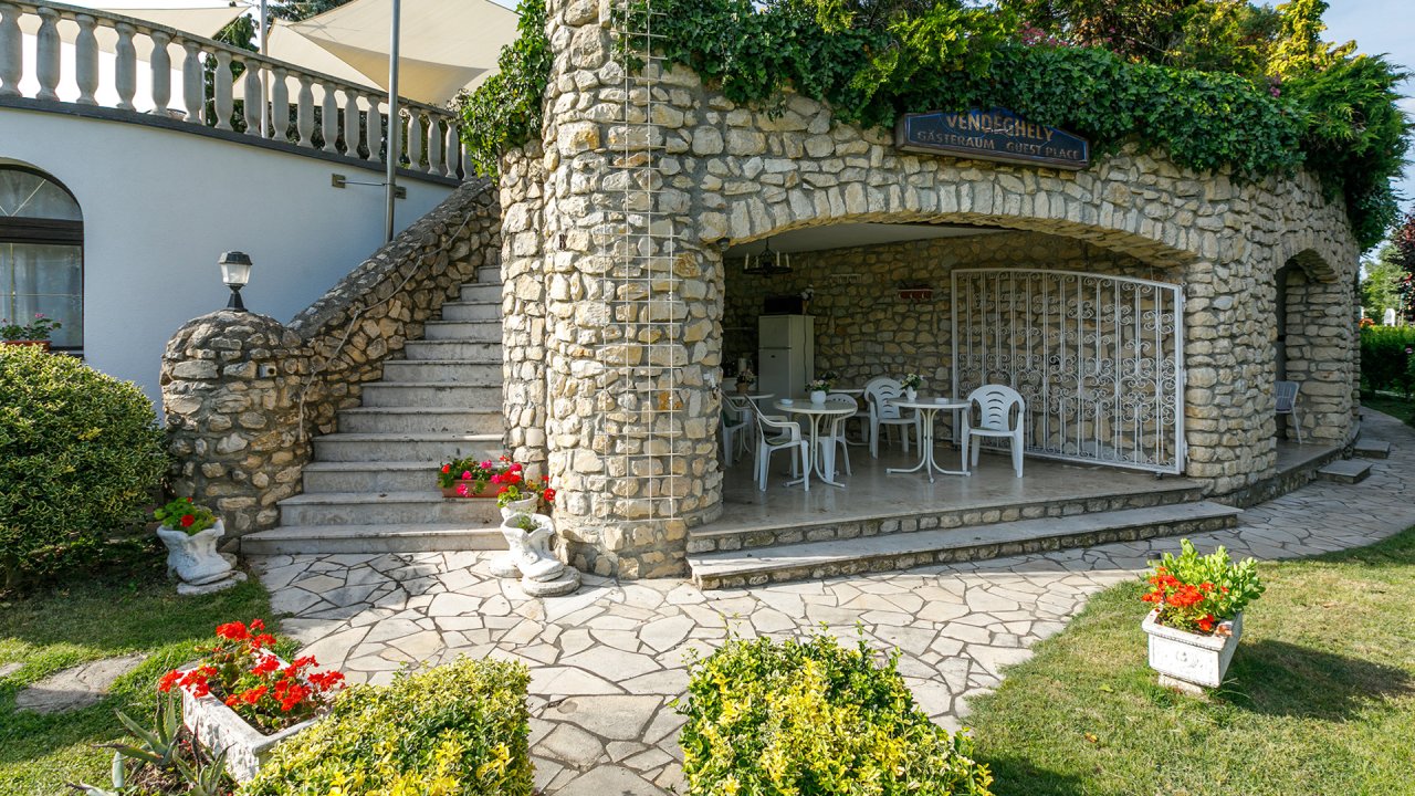 (ABB) Hotel-Pension am Balaton Nordufer in guter zentraler Lage (66155) — Sommerküche