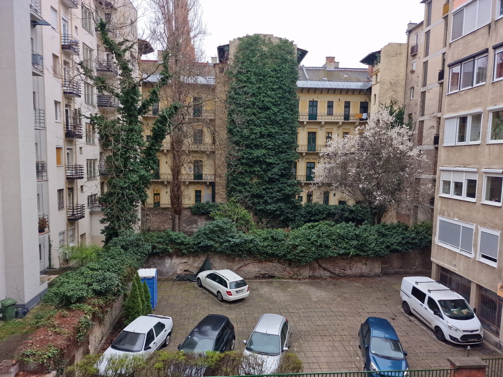 (AABB) Eigentumswohnung im 1.Distrikt von Budapest gegenüber dem Parlament (HCM66-2) — Innenhof