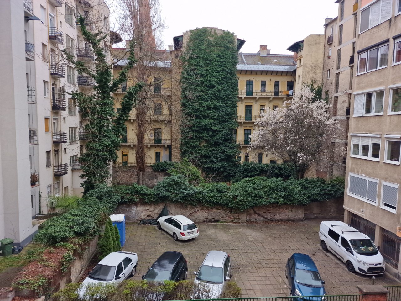 (AABB) Eigentumswohnung im 1.Distrikt von Budapest gegenüber dem Parlament (HCM66-2) — Innenhof