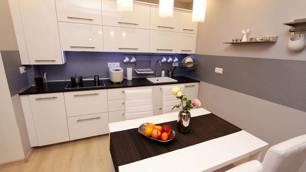 (AA) Großflächige Immobilie mit Wohnung, Geschäftsräumen und Restaurant (11739-3)