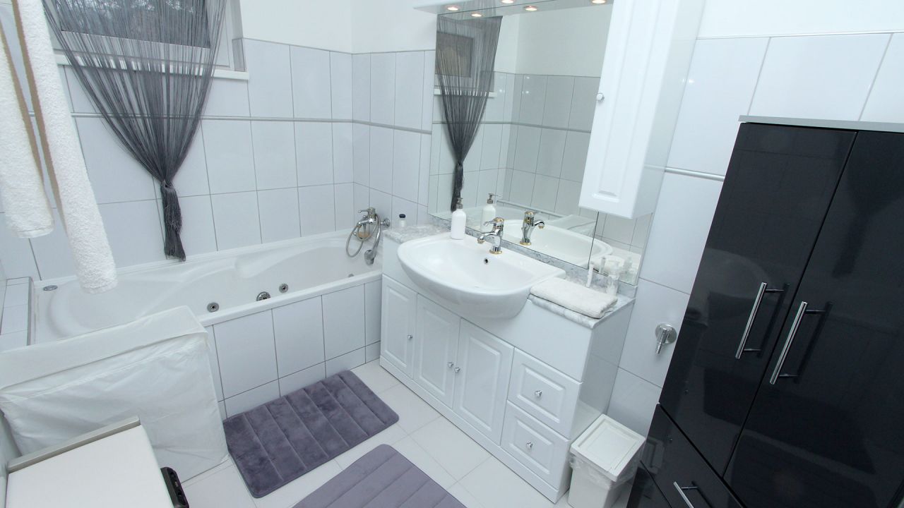(AA) Großflächige Immobilie mit Wohnung, Geschäftsräumen und Restaurant (11739-3)