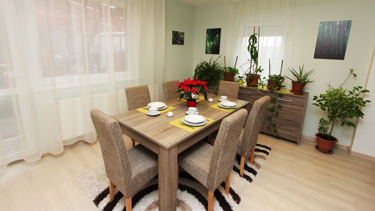 (AA) Großflächige Immobilie mit Wohnung, Geschäftsräumen und Restaurant (11739-3)