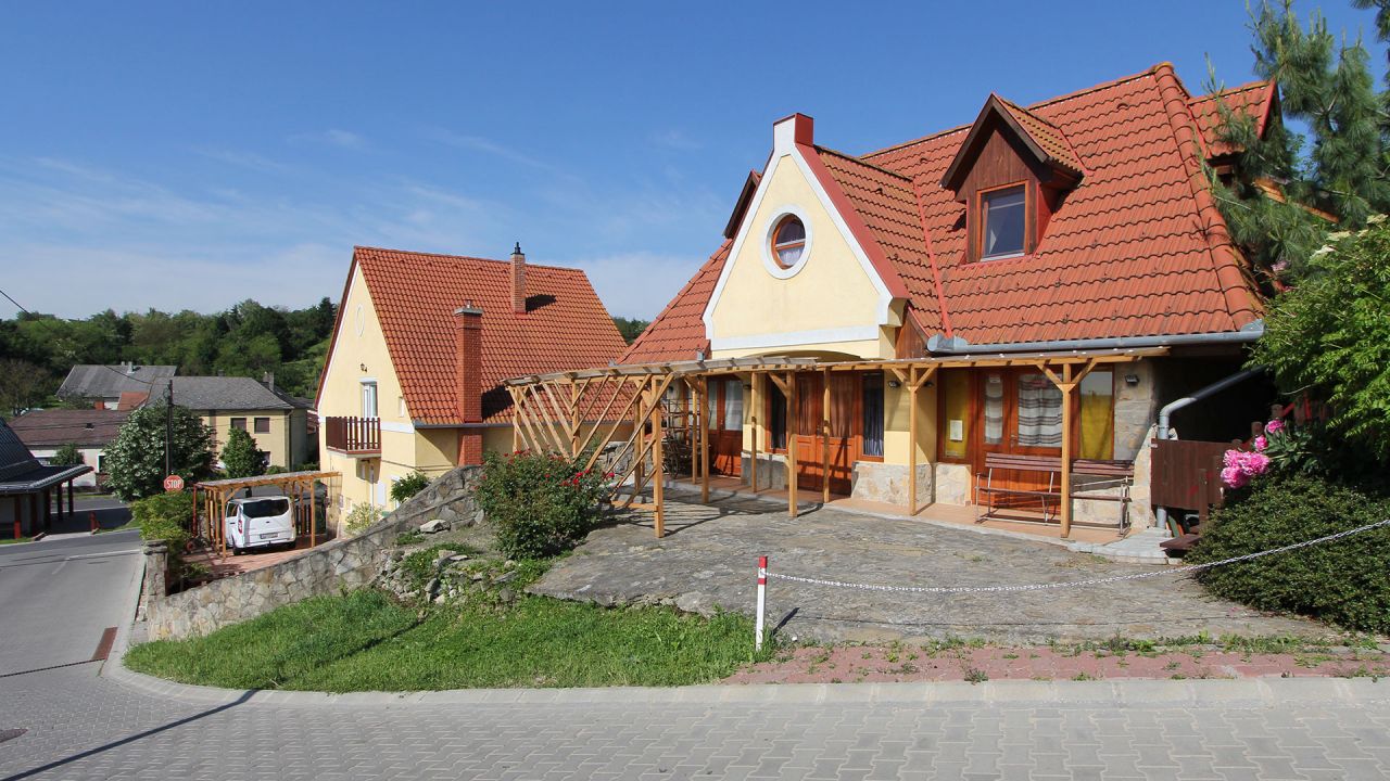 (AA) Großflächige Immobilie mit Wohnung, Geschäftsräumen und Restaurant