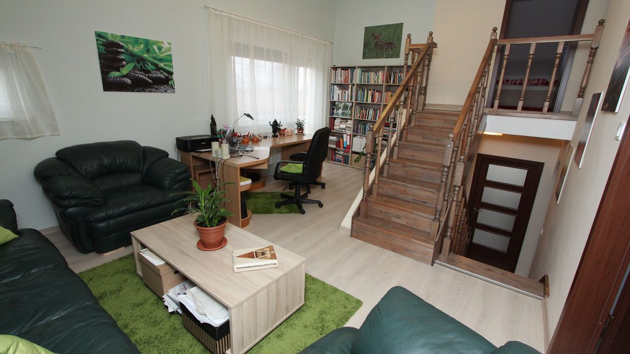 (AA) Großflächige Immobilie mit Wohnung, Geschäftsräumen und Restaurant (11739-3)