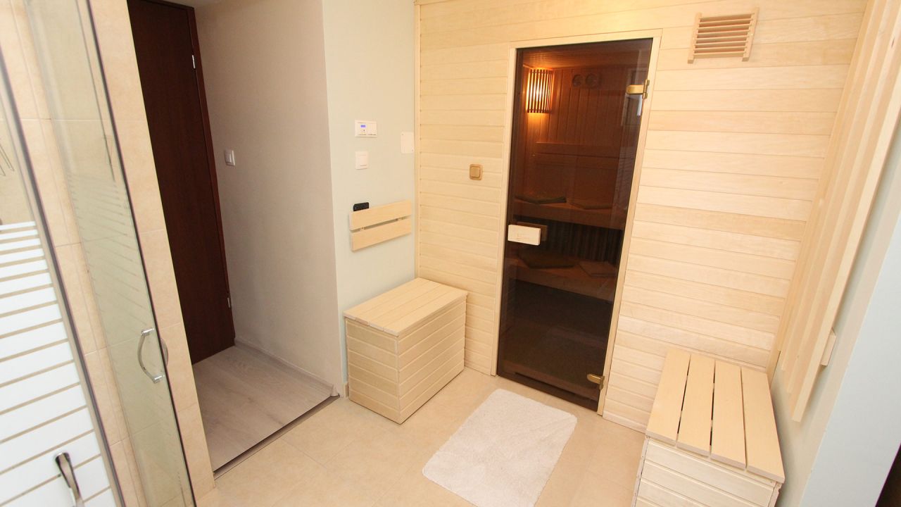 (AA) Großflächige Immobilie mit Wohnung, Geschäftsräumen und Restaurant (11739-3)
