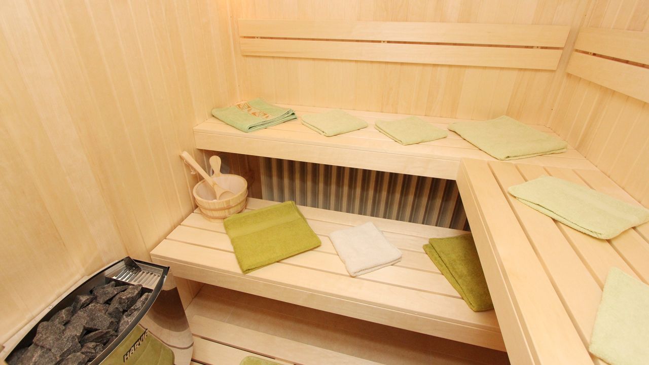 (AA) Großflächige Immobilie mit Wohnung, Geschäftsräumen und Restaurant (11739-3)