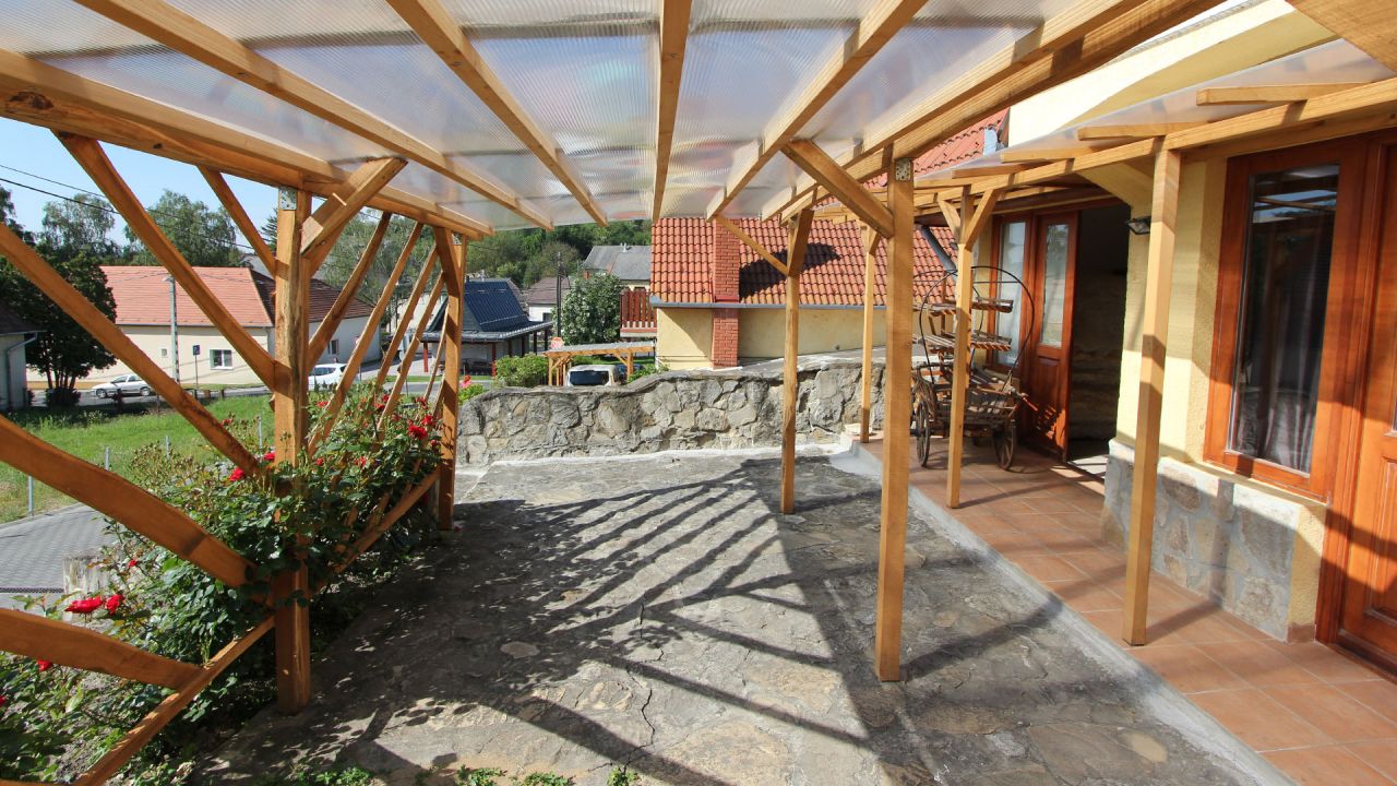 (AA) Großflächige Immobilie mit Wohnung, Geschäftsräumen und Restaurant