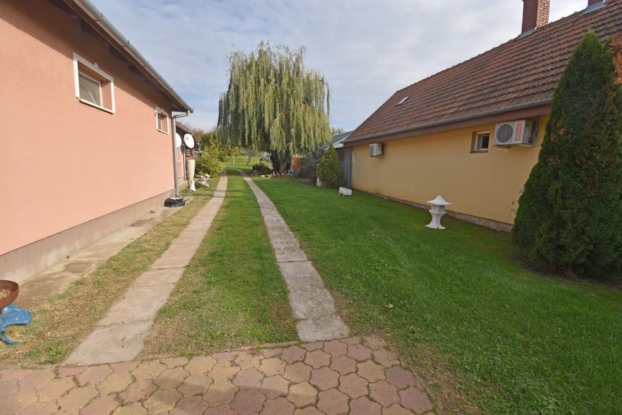 Neuwertiges großes Familienhaus (AAA)