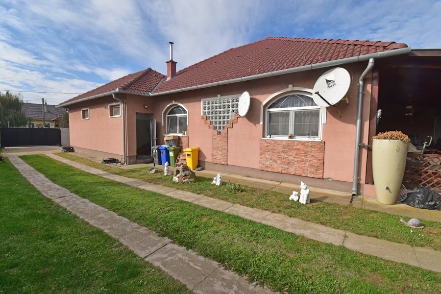 Neuwertiges großes Familienhaus (AAA)