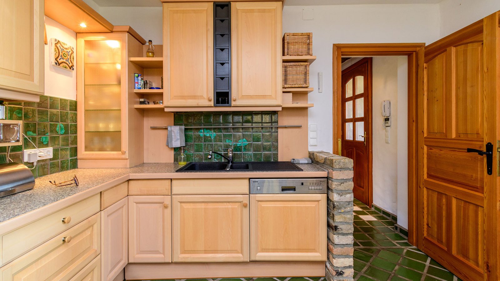 Außergewöhnliches, diskretes Anwesen im traditionellen Stil mit Panormablick und großem Grundstück am Nordufer des Balaton (AAA-33768) (33768)