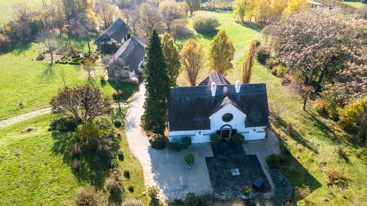 Außergewöhnliches, diskretes Anwesen im traditionellen Stil mit Panormablick und großem Grundstück am Nordufer des Balaton (AAA-33768) (33768)