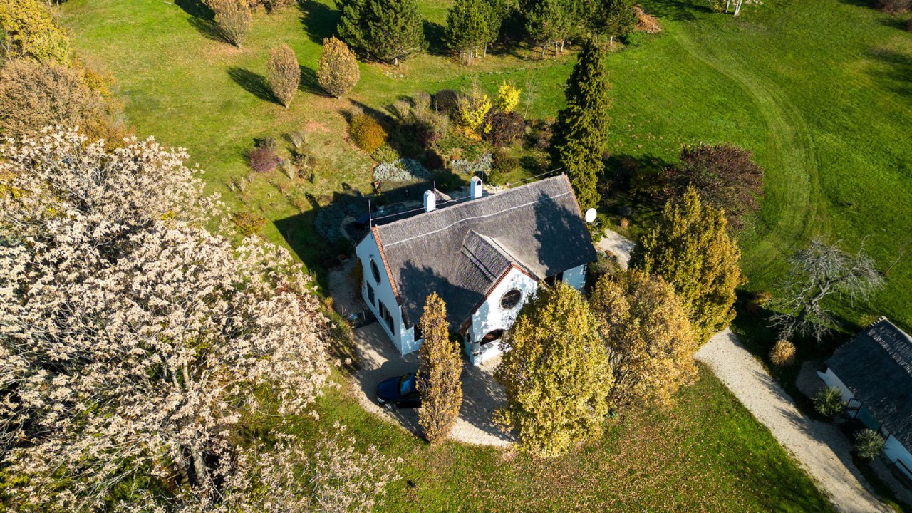 Außergewöhnliches, diskretes Anwesen im traditionellen Stil mit Panormablick und großem Grundstück am Nordufer des Balaton (AAA-33768) (33768)