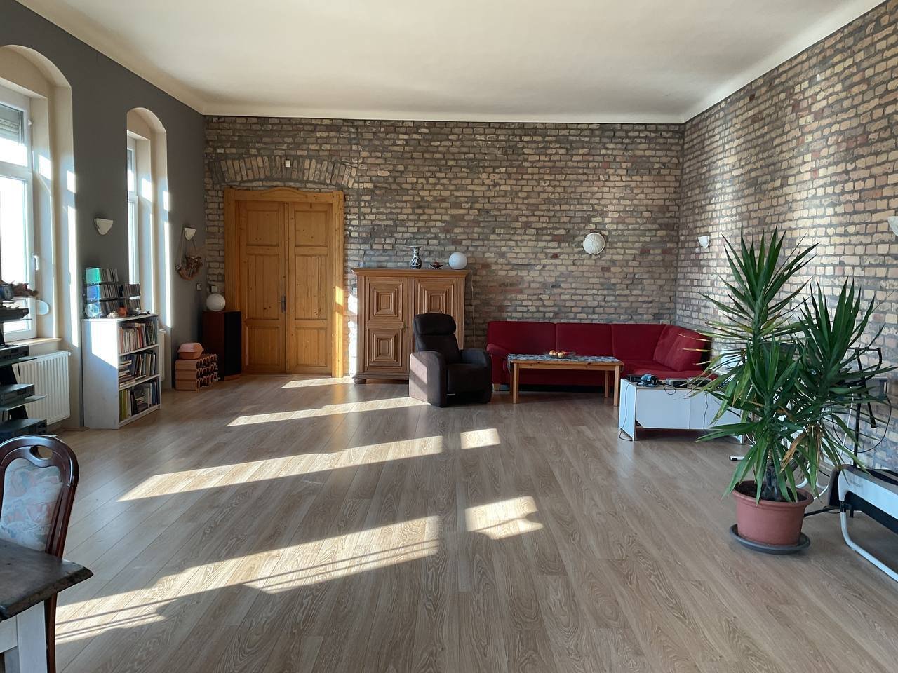 Hof mit 3 Wohnhäusern und Nebengebäuden sowie 8,3 ha Land (ANZ414)