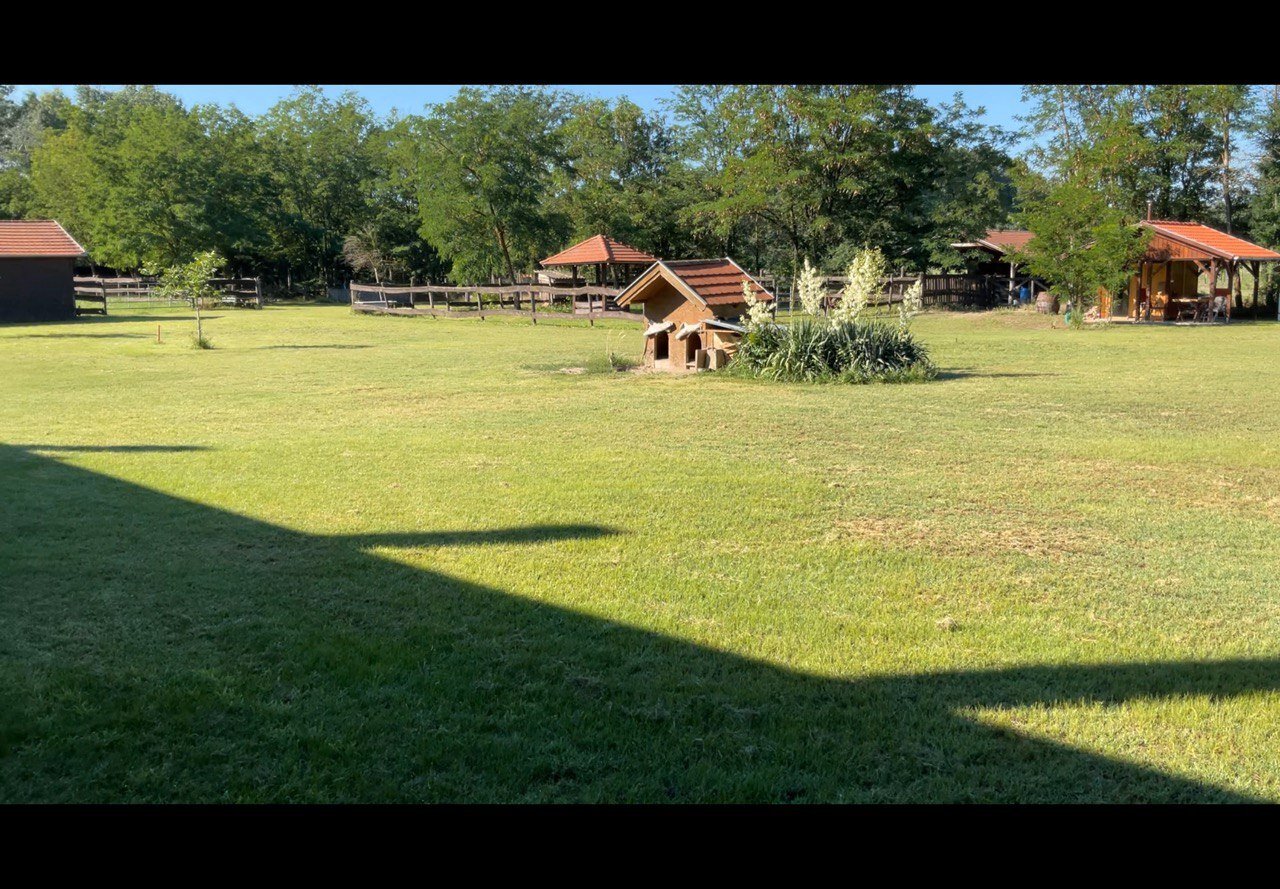 Hof mit 3 Wohnhäusern und Nebengebäuden sowie 8,3 ha Land (ANZ414) — Courtyard view