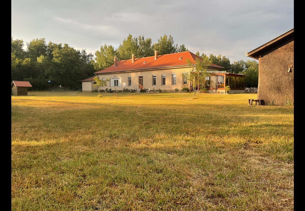 Hof mit 3 Wohnhäusern und Nebengebäuden sowie 8,3 ha Land
